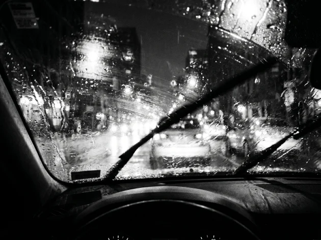 雨の夜、フロントガラス越しのモノクローム