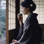 黒髪に飾られた一輪咲きの白い山茶花（サザンカ）の髪飾り
